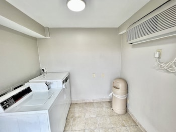 Days Inn & Suites By Wyndham Arlington Near Six Flags,Dallas>>Arlington,3 star