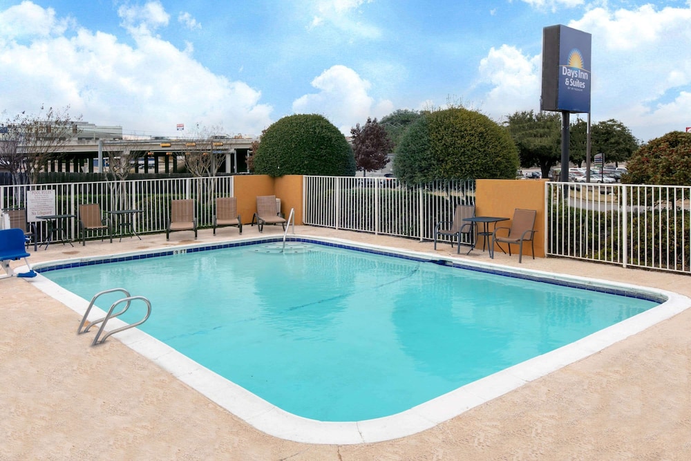 days inn and suites by wyndham arlington near six flags