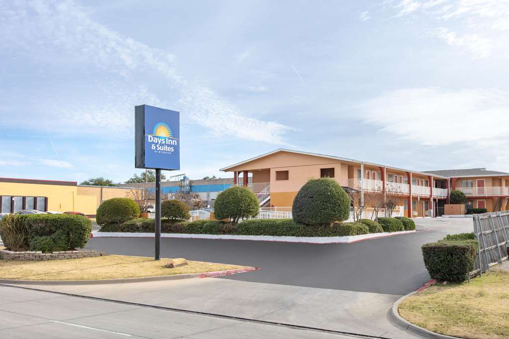 days inn and suites by wyndham arlington near six flags