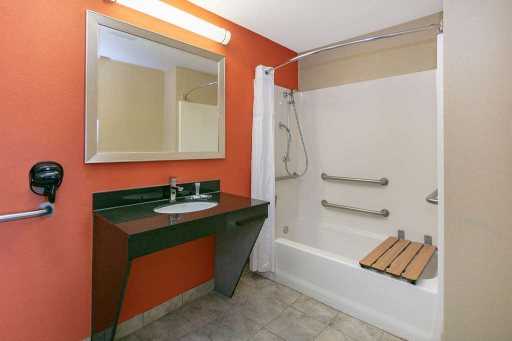 days inn and suites by wyndham arlington near six flags