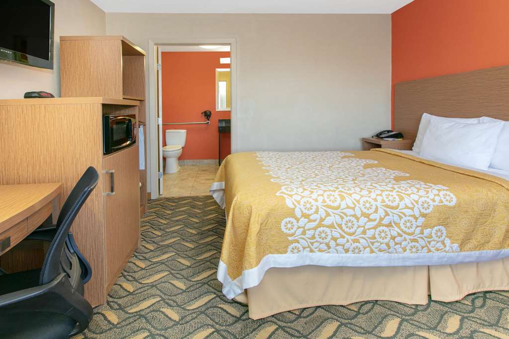 days inn and suites by wyndham arlington near six flags