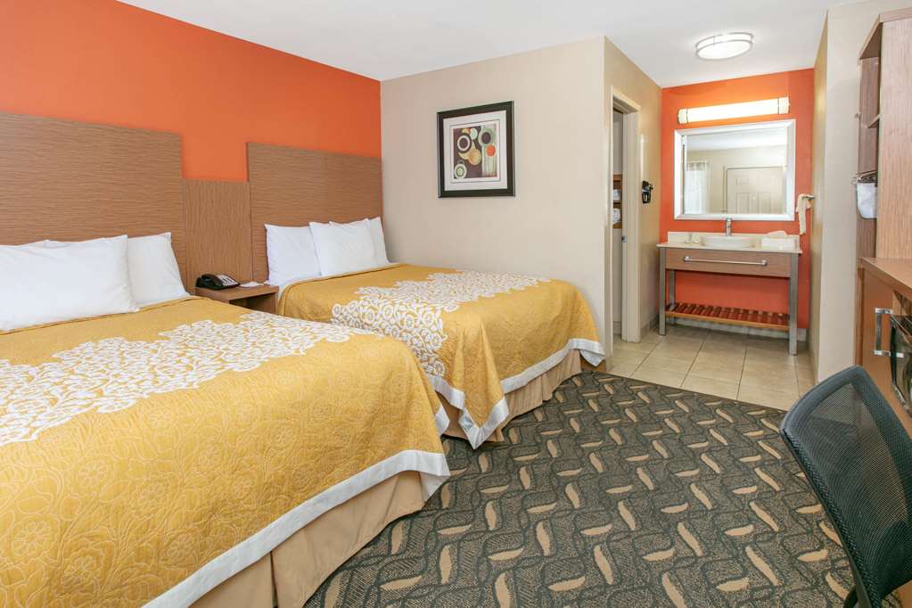 days inn and suites by wyndham arlington near six flags