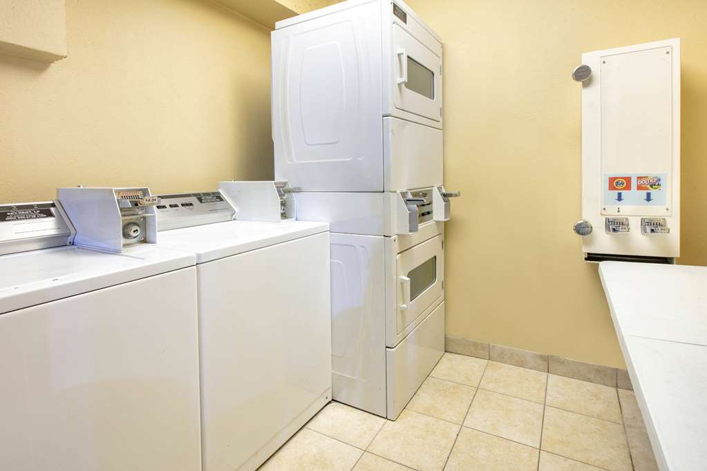 days inn and suites by wyndham arlington near six flags