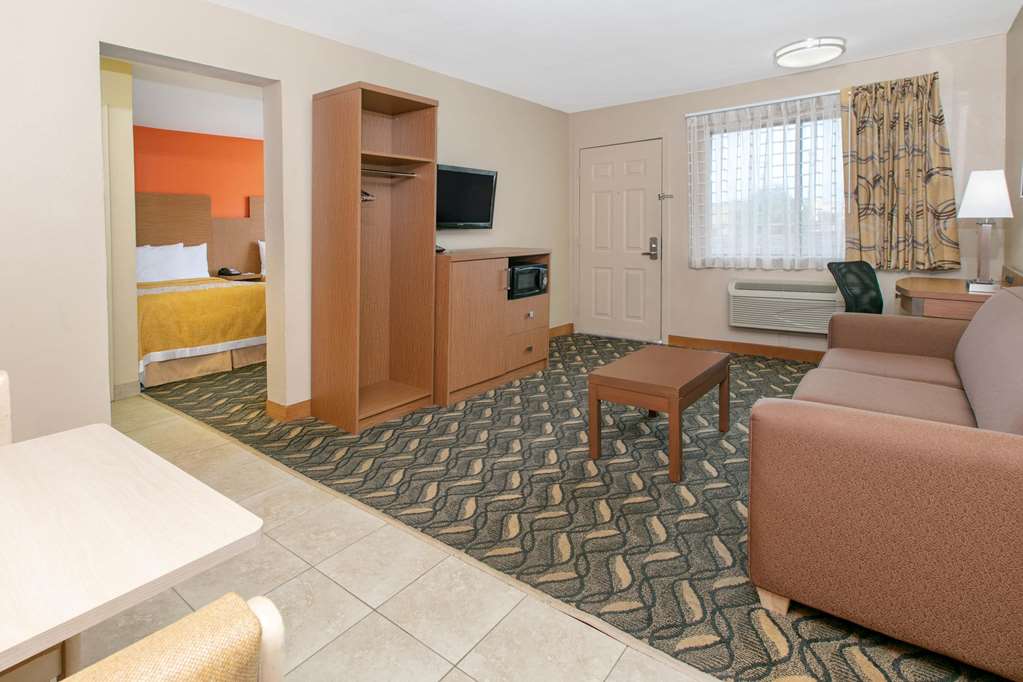 days inn and suites by wyndham arlington near six flags