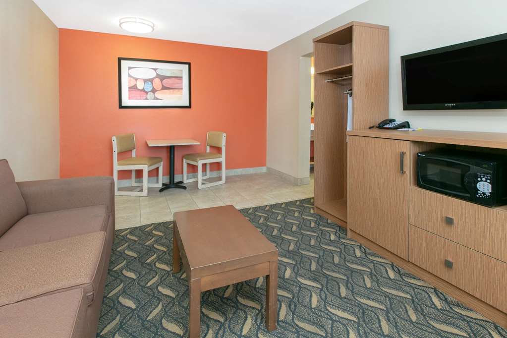 days inn and suites by wyndham arlington near six flags