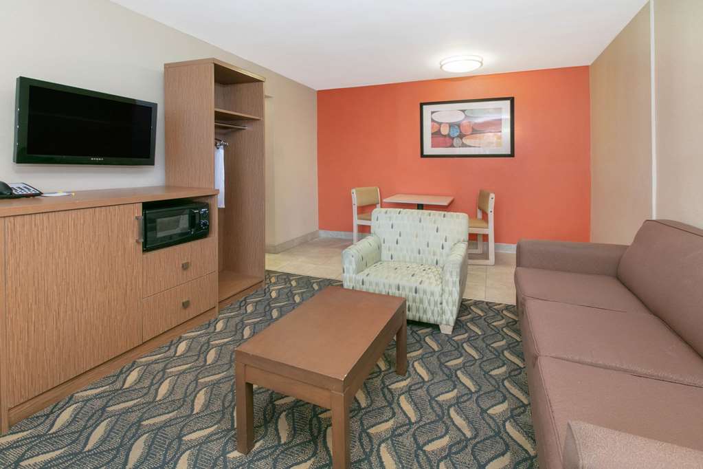 days inn and suites by wyndham arlington near six flags
