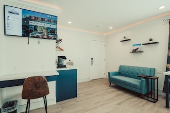 blufftop inn and suites wharf restaurant district