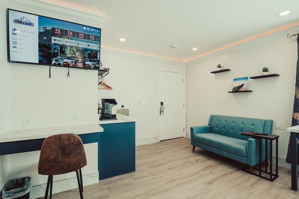 blufftop inn and suites wharf restaurant district