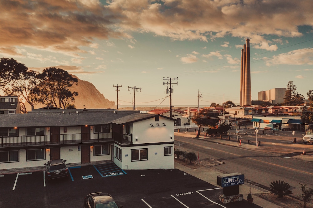 blufftop inn and suites wharf restaurant district
