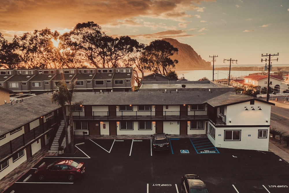 blufftop inn and suites wharf restaurant district