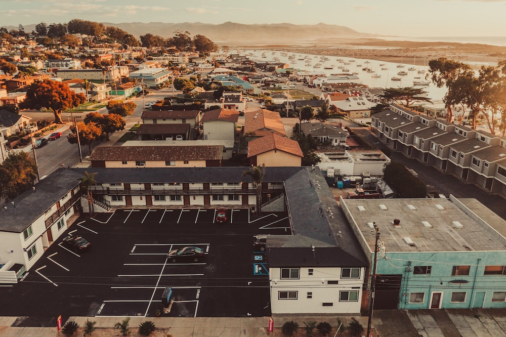 blufftop inn and suites wharf restaurant district