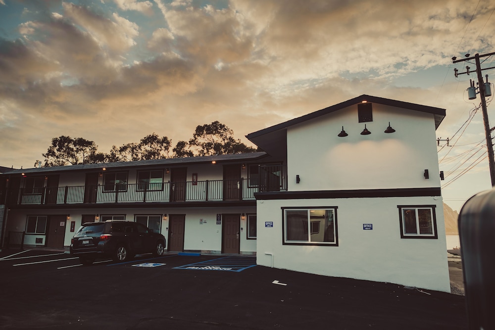 blufftop inn and suites wharf restaurant district