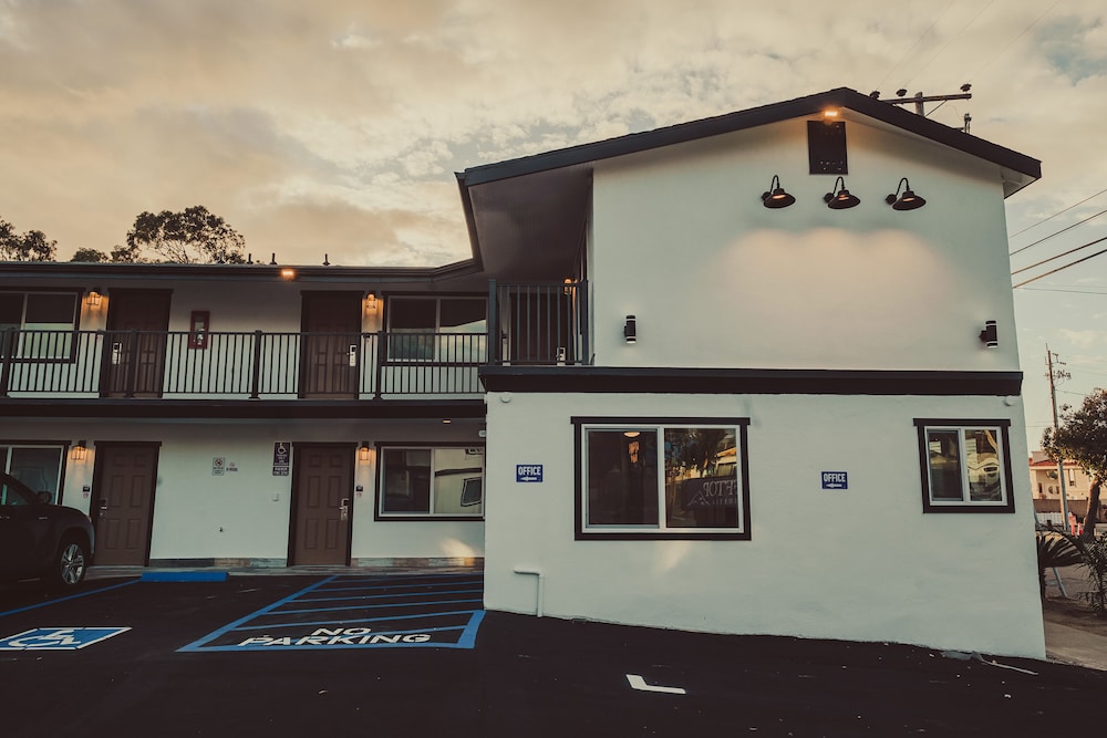 blufftop inn and suites wharf restaurant district