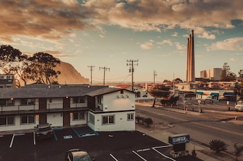 blufftop inn and suites wharf restaurant district