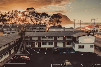 blufftop inn and suites wharf restaurant district