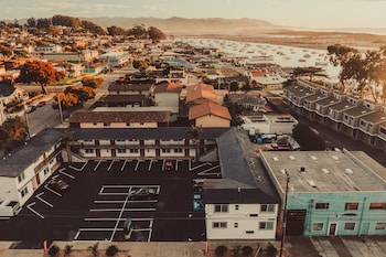 blufftop inn and suites wharf restaurant district