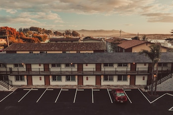 blufftop inn and suites wharf restaurant district