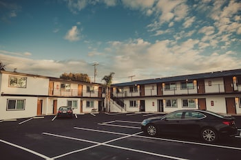 blufftop inn and suites wharf restaurant district