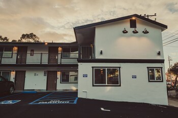 blufftop inn and suites wharf restaurant district