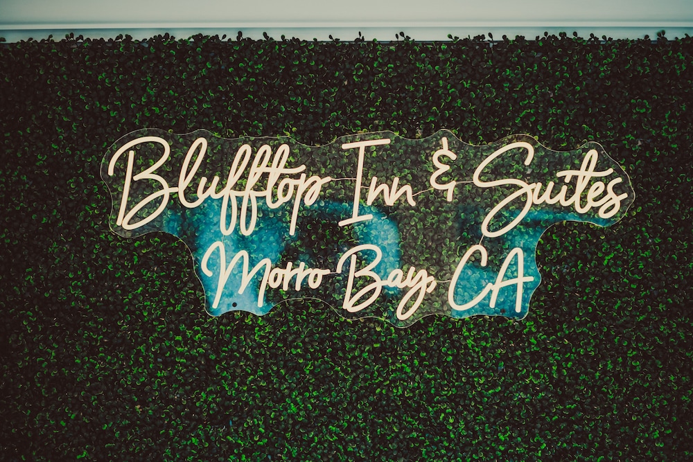 blufftop inn and suites wharf restaurant district