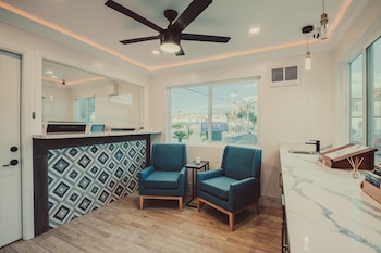 blufftop inn and suites wharf restaurant district