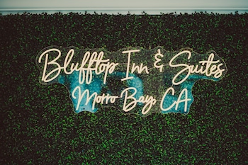 blufftop inn and suites wharf restaurant district