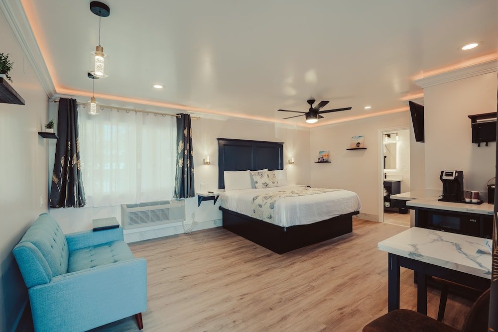 blufftop inn and suites wharf restaurant district