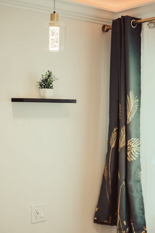 blufftop inn and suites wharf restaurant district