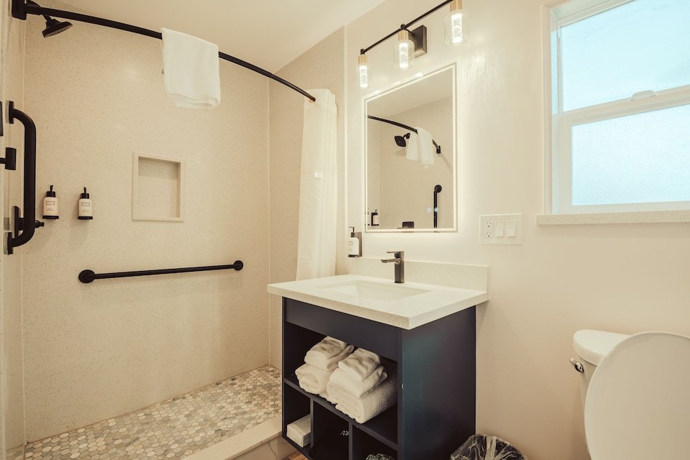 blufftop inn and suites wharf restaurant district