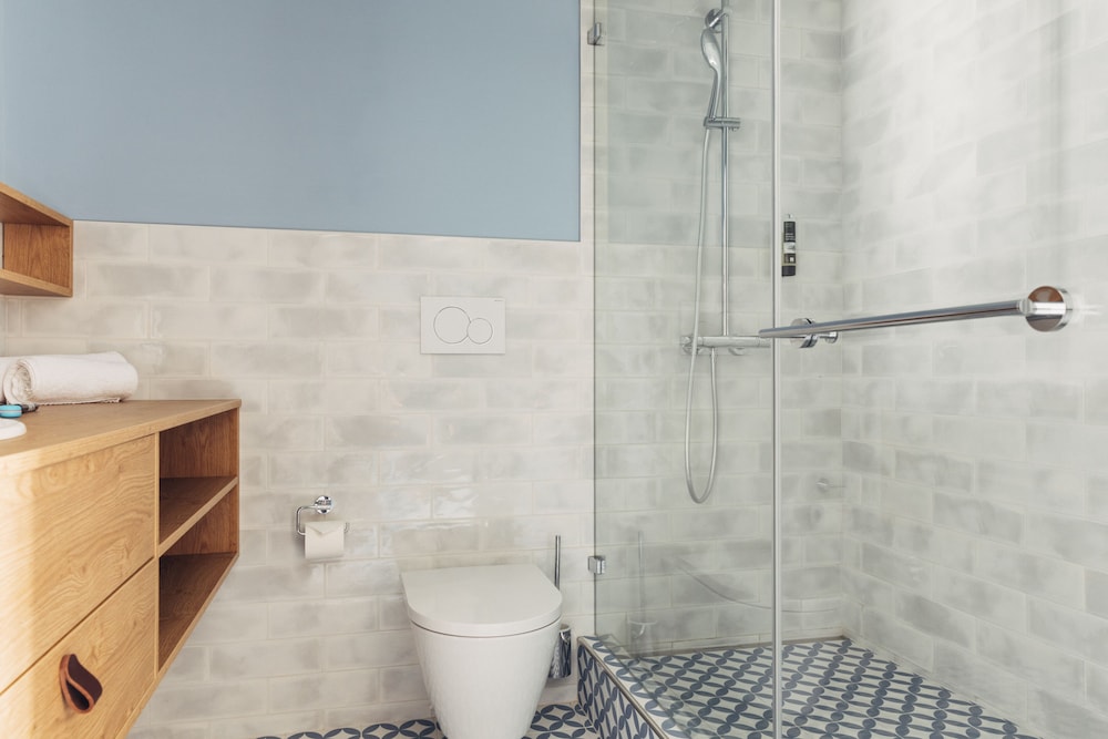 harrys home hotel and apartments