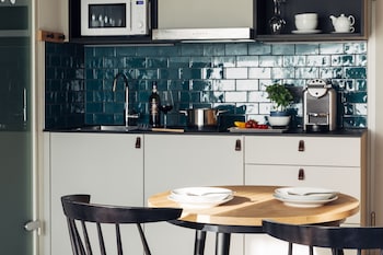 harrys home hotel and apartments