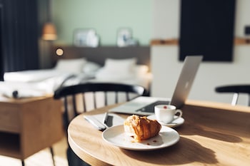 harrys home hotel and apartments