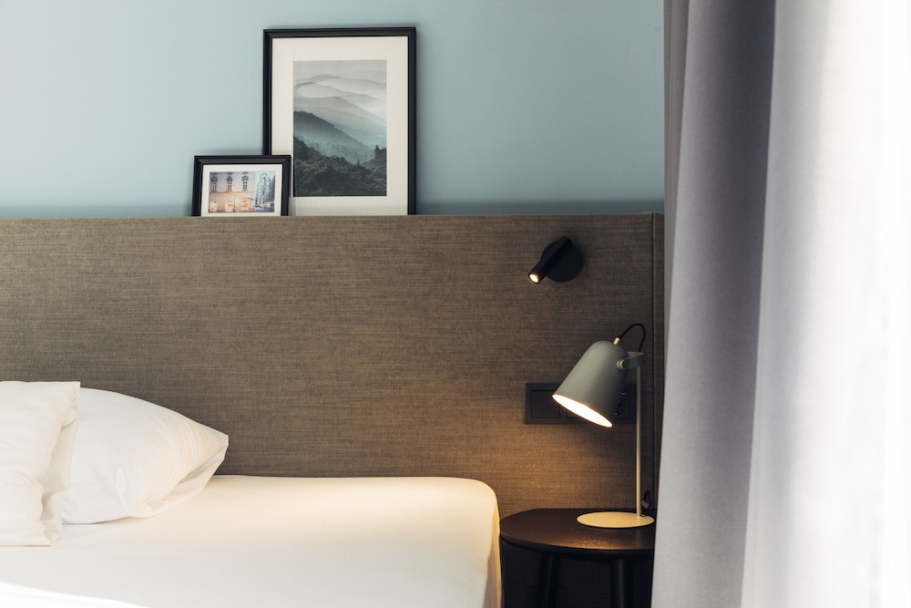 harrys home hotel and apartments