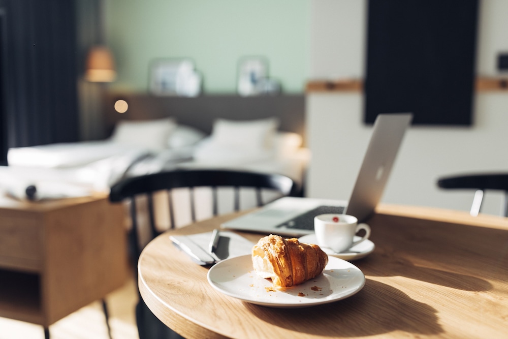 harrys home hotel and apartments