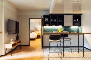 harrys home hotel and apartments