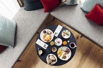 harrys home hotel and apartments