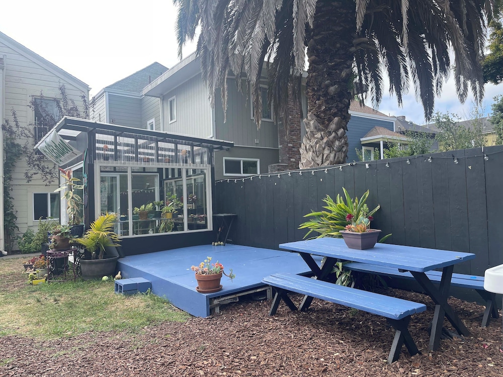 b loves guest house