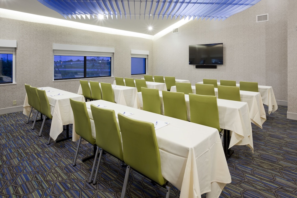 holiday inn express roseville st paul by ihg