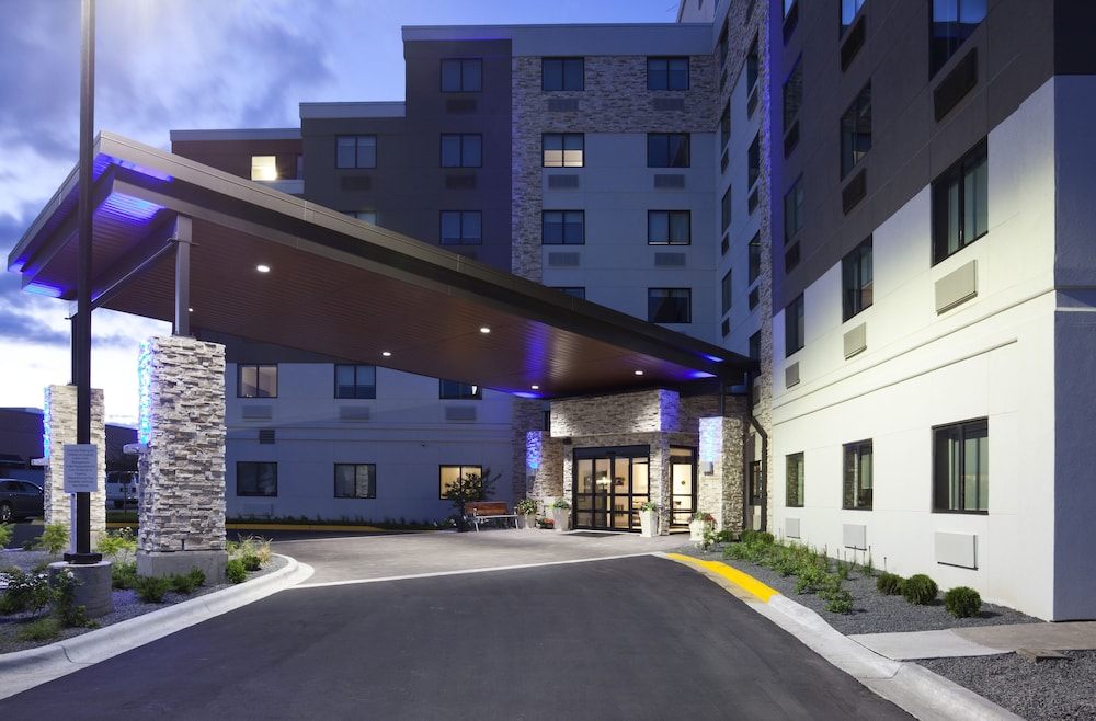 holiday inn express roseville st paul by ihg