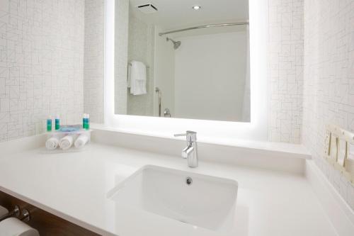 holiday inn express roseville st paul by ihg