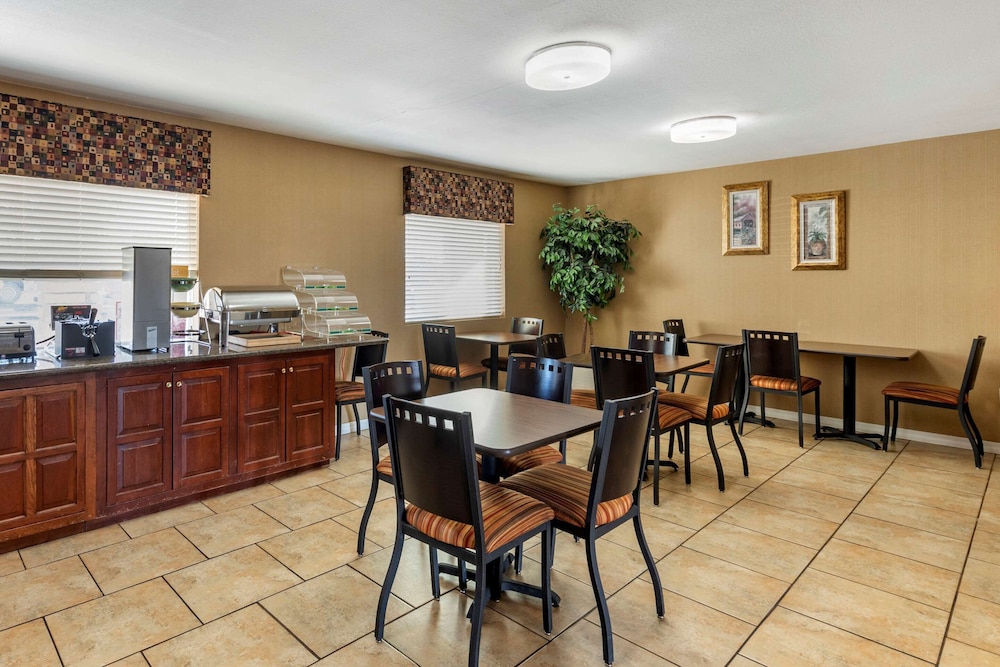 quality inn russellville i 40