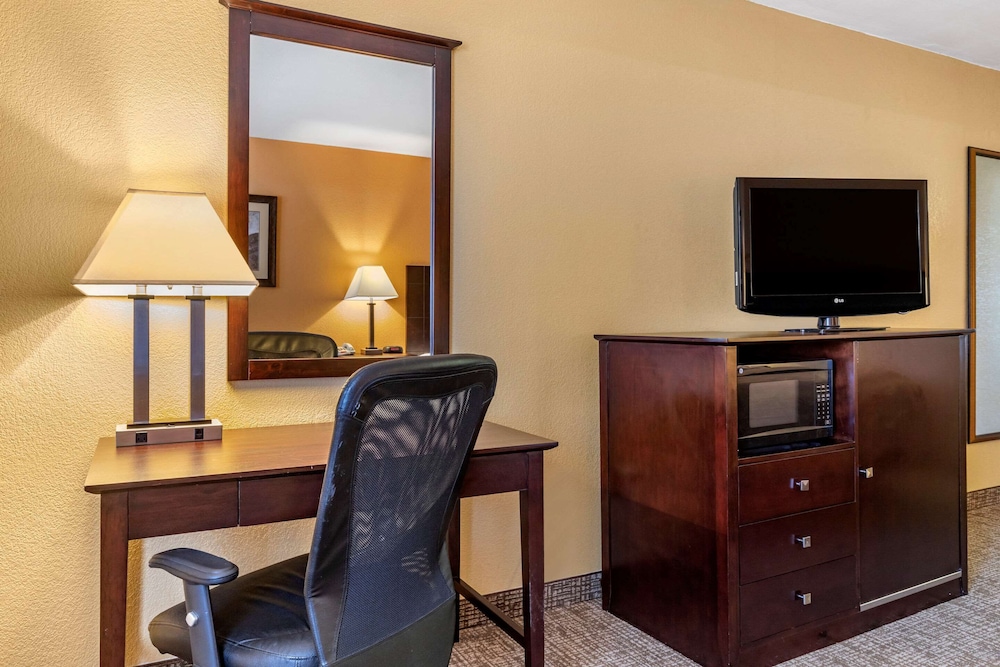 quality inn russellville i 40