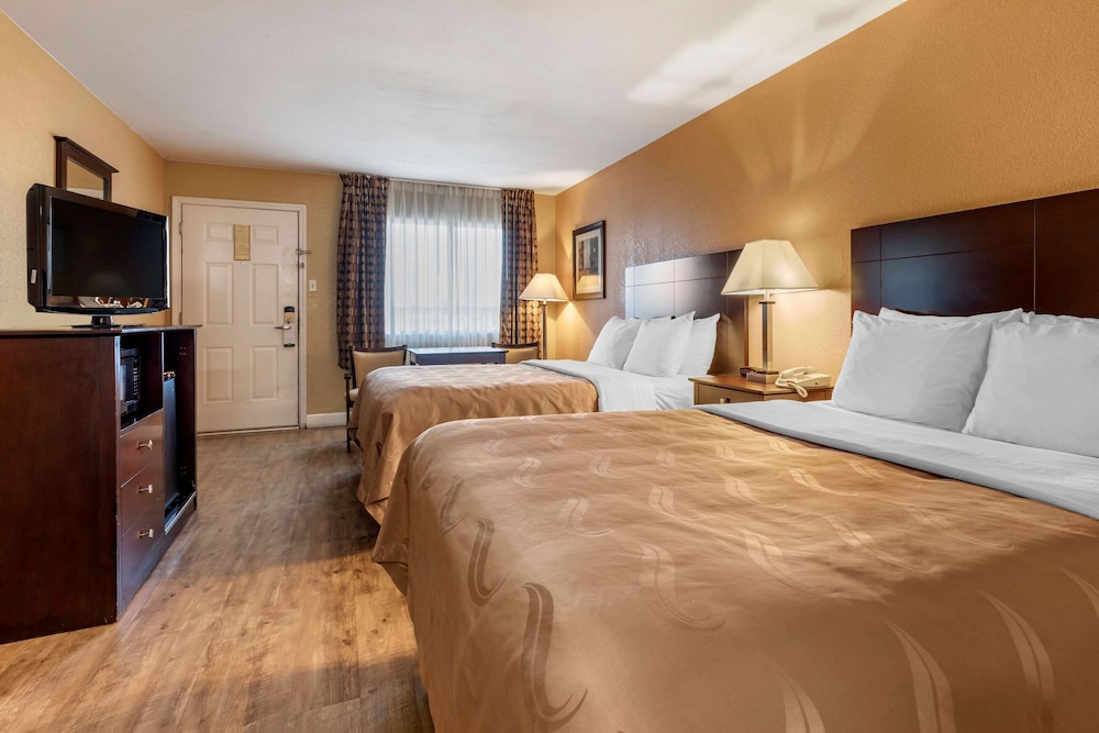 quality inn russellville i 40