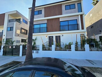 hollywood homes minutes to everything