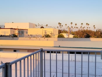 hollywood homes minutes to everything