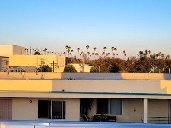 hollywood homes minutes to everything