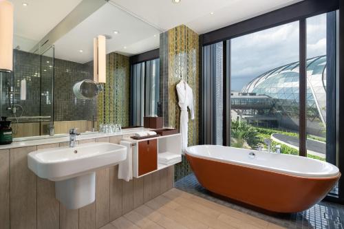 crowne plaza changi airport by ihg