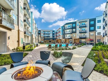 cozy 1br king suite close to downtown w fast wifi