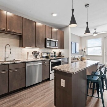 cozy 1br king suite close to downtown w fast wifi