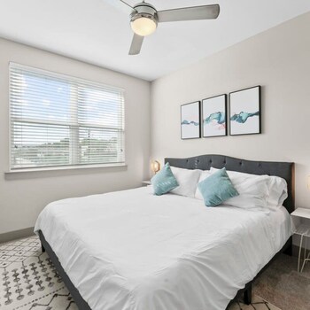 cozy 1br king suite close to downtown w fast wifi